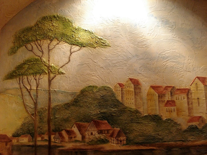 Роспись стены в комплексе с фактурной поверхностью