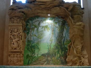 Декорирование стены: скала в форме арки, с рельефной стеллой. Киев, творческая мастерская Круг